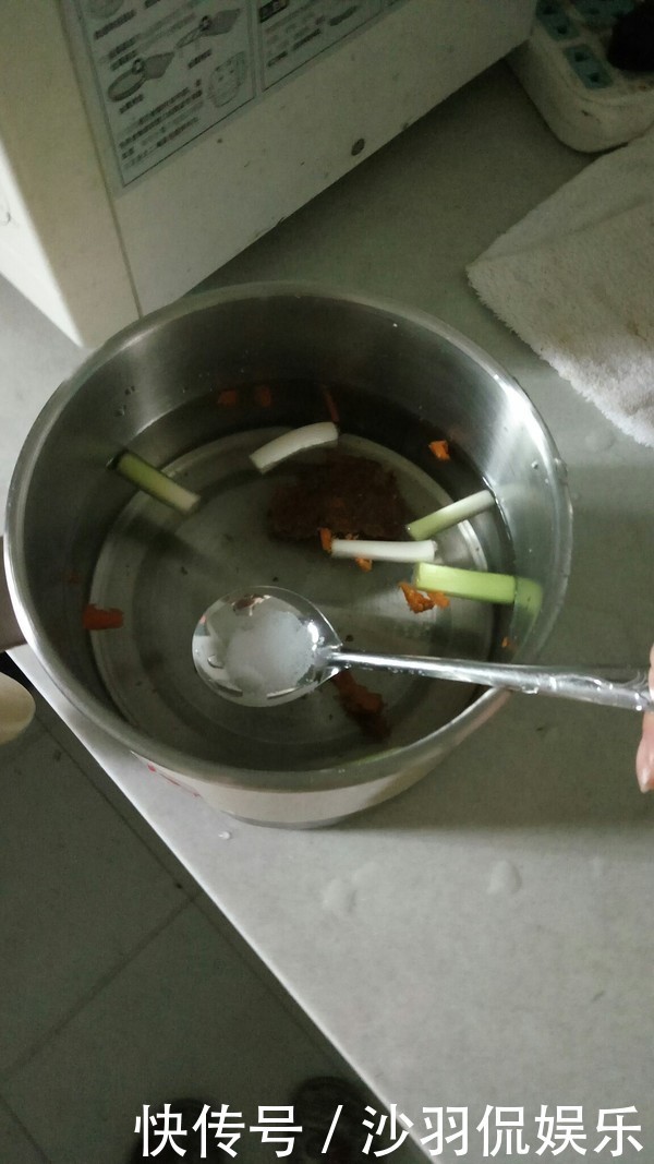 一家6口去吃火锅,只要锅底还吃了2小时,结账时服务员发现问题