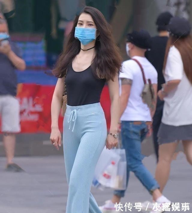 浅蓝色 穿“御姐范”的打底裤,裙子是个不错的选择,还是跳舞!