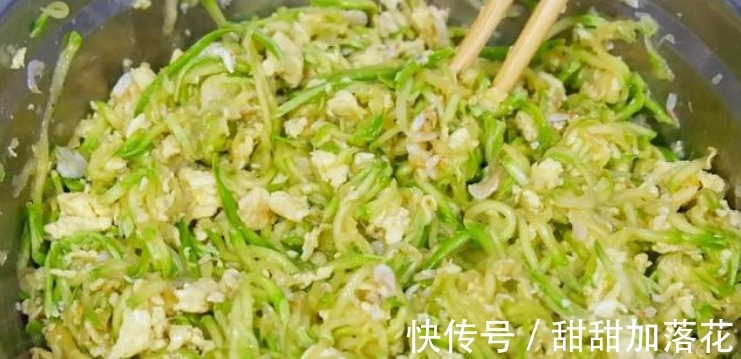 秋天吃什么菜试试西葫芦，学会调馅方法，包包子烙馅饼都好吃！