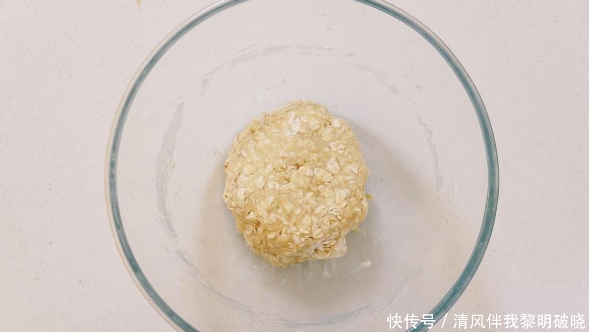 将燕麦换一种新吃法,做成小熊造型的饼干,大人孩子都喜欢