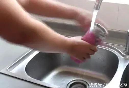 细菌|保温杯不清洗比马桶还脏?加入这2样东西摇一摇,细菌污垢全干净