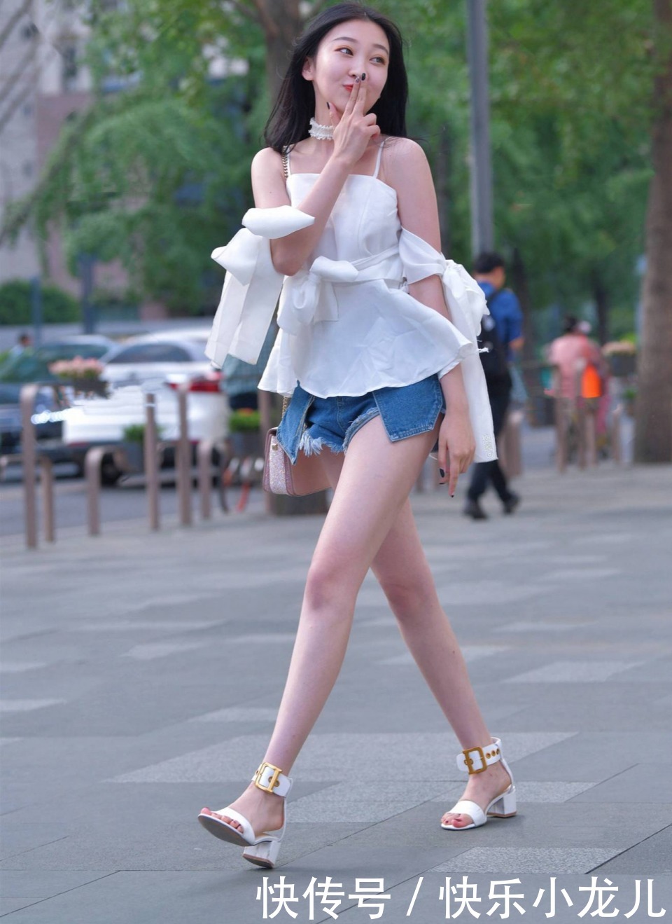 尽显|俏皮可爱的小姐姐,时尚穿搭吊带搭配短裤,尽显肤白貌美
