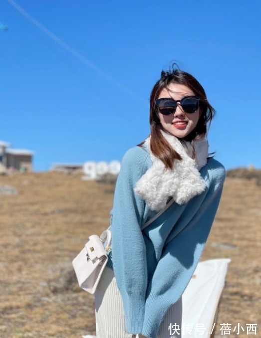 斜挎包 “针织衫”总是穿得平平无奇?建议你从颜色入手,轻松显白好几度