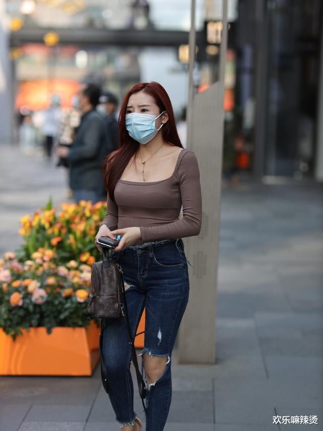 T恤配破洞牛仔裤，简单的搭配也能穿出时髦感，轻熟美丽又有个性