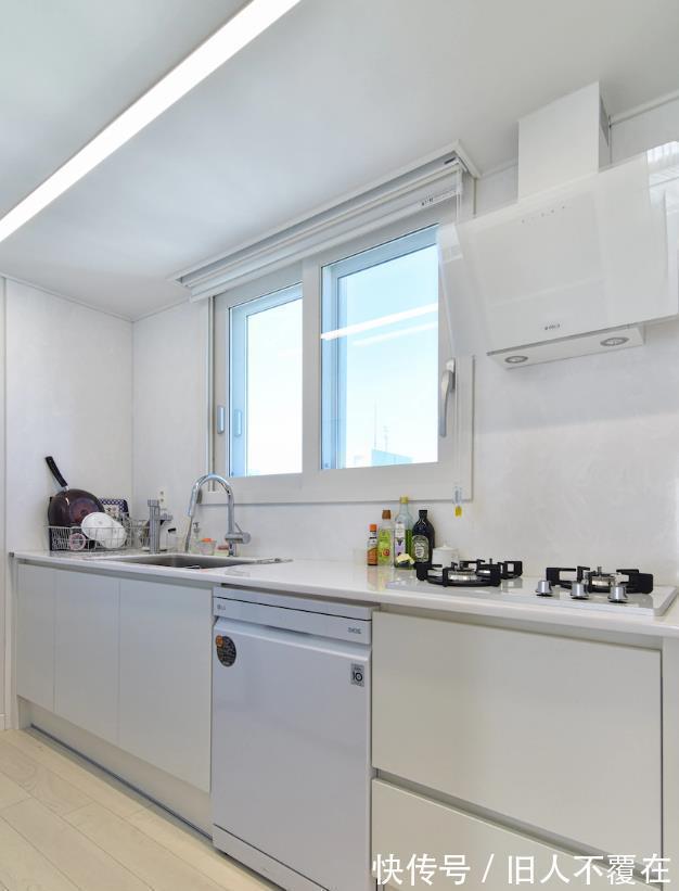 客厅|看完他家130㎡明白了,档次在舒适面前一文不值,越极简越受欢迎