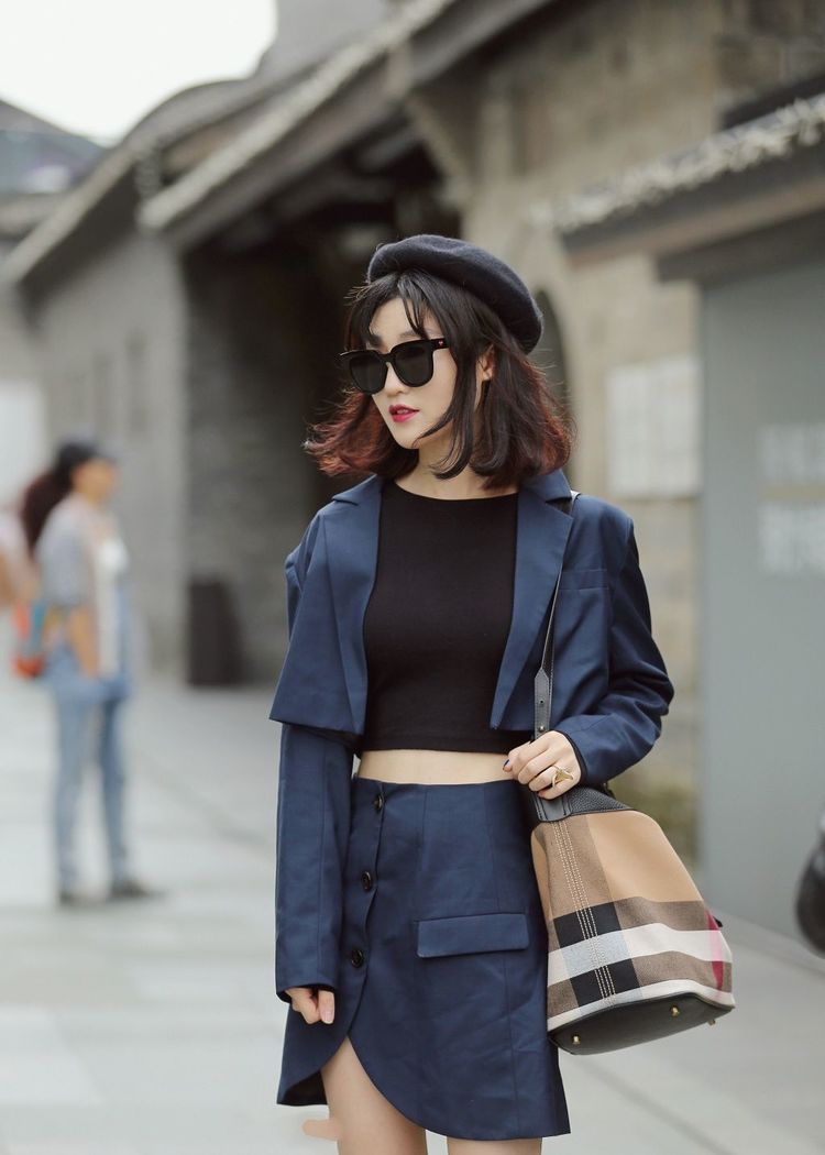 街拍：美女一件黑色上衣，一条低腰牛仔裤，走在街头潇洒帅气