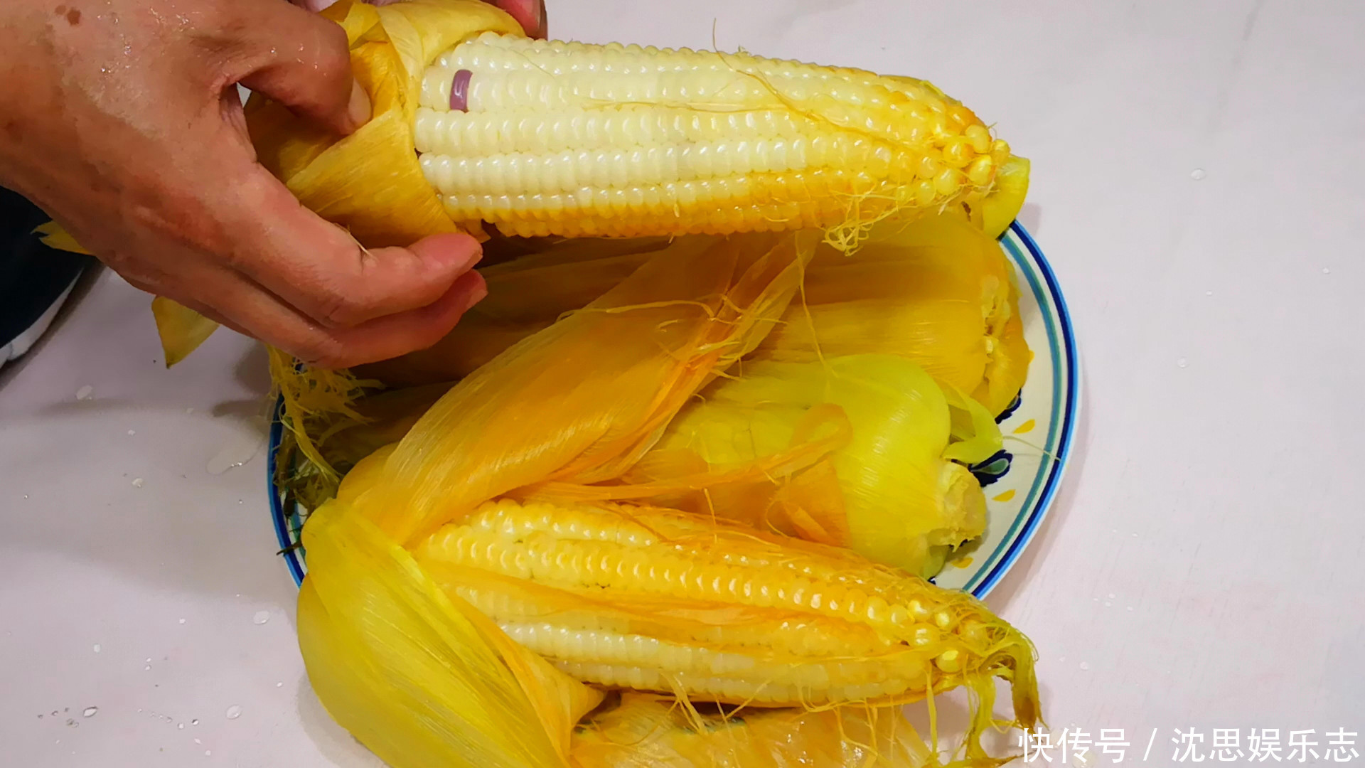  下锅|煮玉米时，最忌直接下锅就煮，多加1步，玉米香嫩清甜，超好吃！