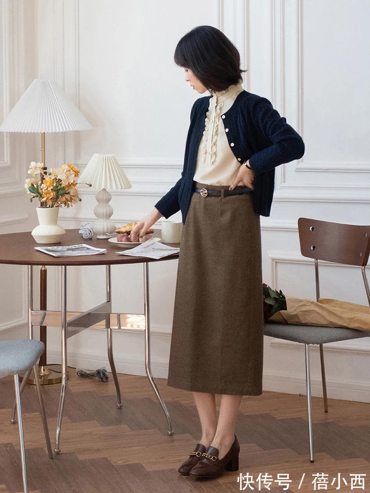 纯色 奔三奔四的女性建议多穿“半身裙”,不老气、不浮夸,美得优雅