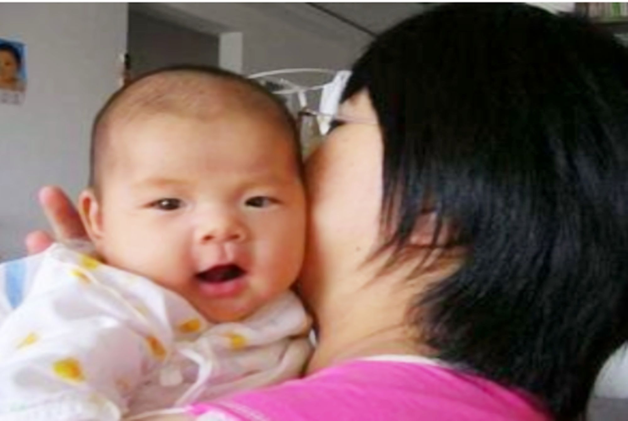 宝宝横抱就哭，竖抱就笑？别埋怨宝宝过于挑剔，搁谁谁也受不了