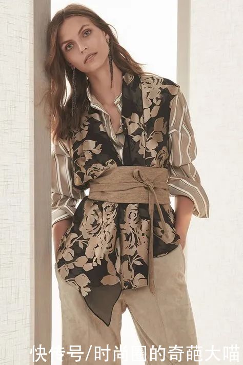 奥黛丽赫本|丝巾你还围出大妈味道？学会这小巧思，胜过你买一百件土气新衣