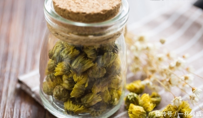菊花和此物一起泡,每天一杯,双眼明亮,告别失眠,谁喝谁健康