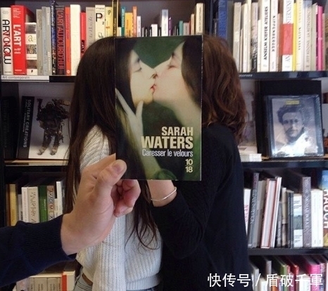  书店|图书封面错位拍照法，引发了书店的一阵潮流