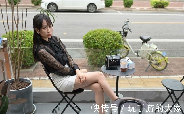 蕾丝 黑色蕾丝小衫与白色包臀裙搭配在一起,鲜明的黑白搭配时尚又性感!