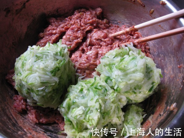 用此种菜包饺子那才叫一个香，比韭菜馅好吃，孩子吃了两大盘