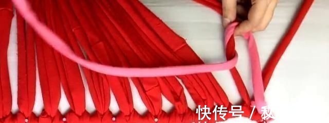 旧衣服扔掉太浪费了,天才主妇把它做成垫子,坐着舒服又省钱