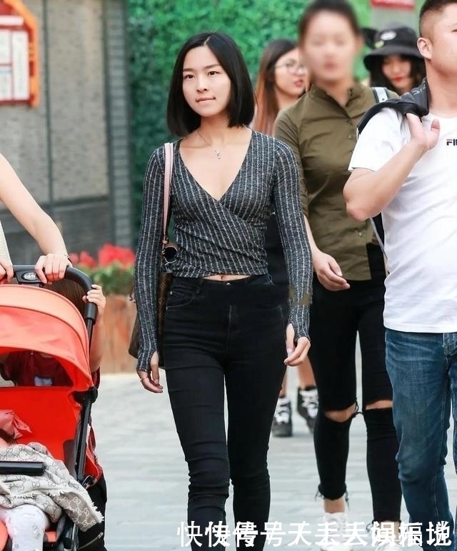 女人再懒也少穿运动鞋,如今流行:牛仔裤+奶奶鞋,时髦又洋气!