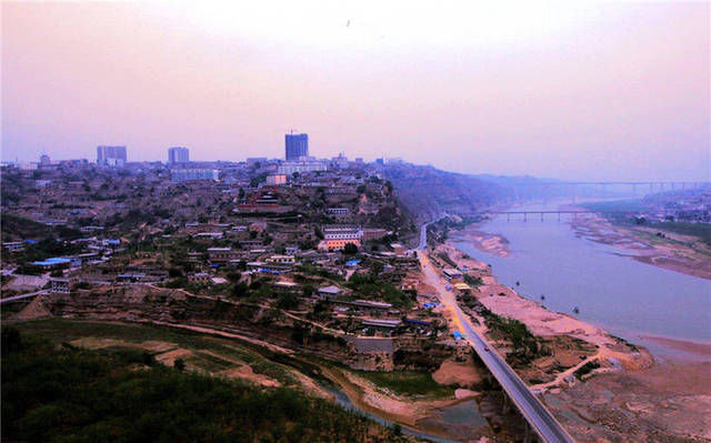 县城|这个县城竟建在山顶上，三面皆是陡峭悬崖，进出就靠一条路