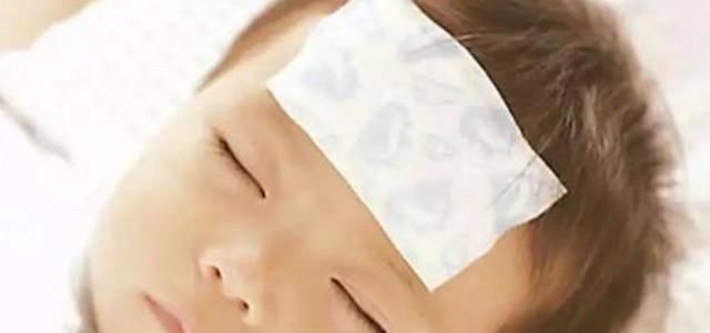 发烧|宝宝半夜发烧,该用冷毛巾还是热毛巾敷额头大多数父母都弄反了