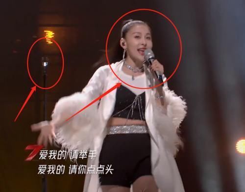 舞台|同样是唱歌失误,袁姗姗贾青的反应却不同,演员和歌手的区别太明显