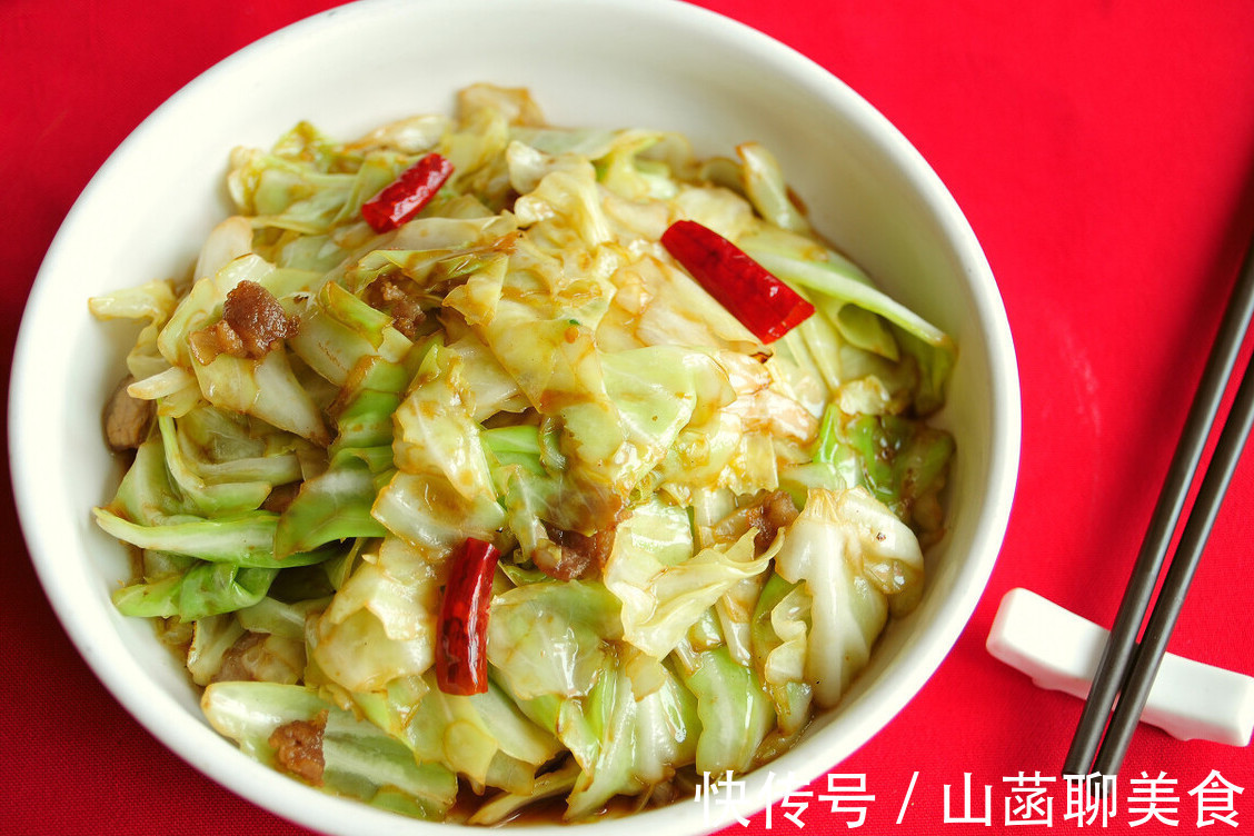 好吃|做手撕包菜别直接下锅,牢记3个小窍门,炒出来和饭店的一样好吃