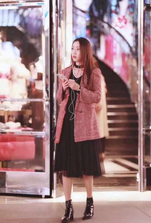 小姐姐|街拍:OL小姐姐一袭小西装,装扮到底,时尚大气又不失性感