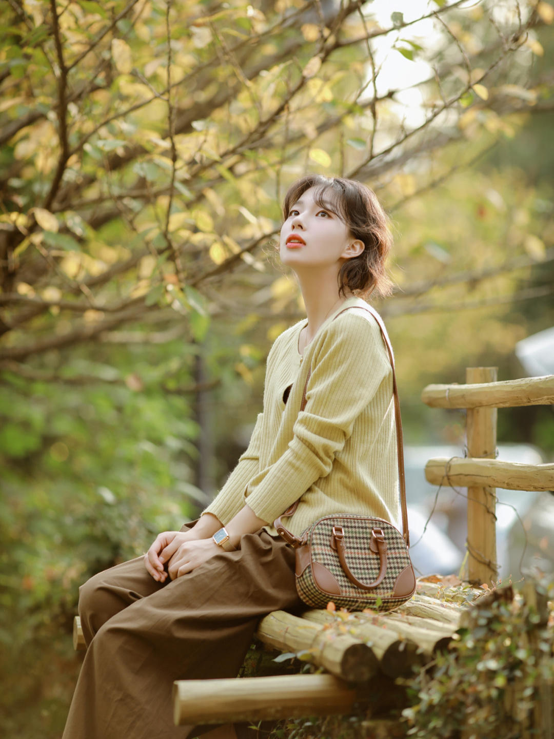 马甲+|小个子早秋穿搭指南！马甲+衬衫搭配休闲裤，穿起来少女感满分