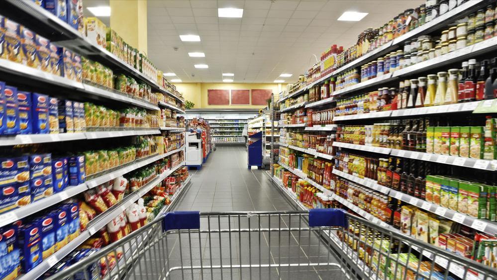 超市|上海一大爷钓鱼上瘾，直接跑到超市生鲜区下竿，女儿：大家都同意