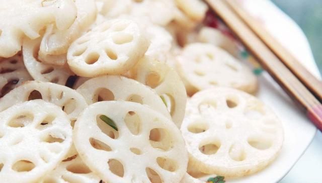 莲藕|炒莲藕时,不要直接下锅炒,炒之前多加一步,莲藕清脆爽口不发黑
