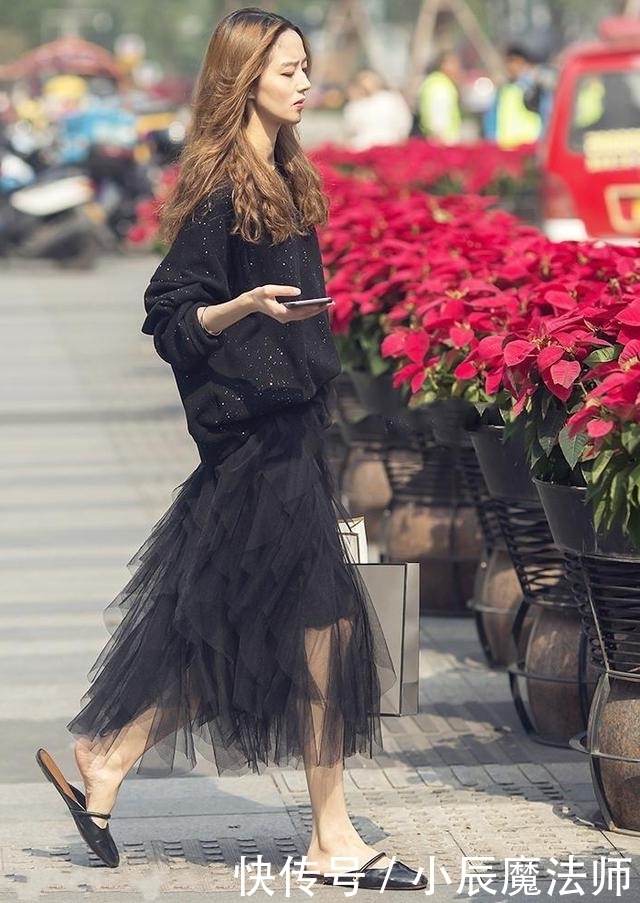 路人街拍,美女穿简单又时尚的黑色连衣裙,非常美