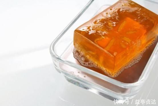 为何男生洗澡喜欢用香皂,而女生喜欢用沐浴露看完你就知道了