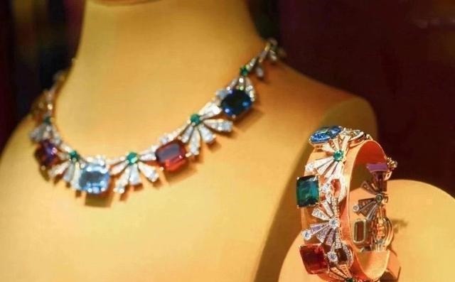 套链 奢华的珠宝套链比项链的做工更难,选石更苛刻,成为最耀眼的存在