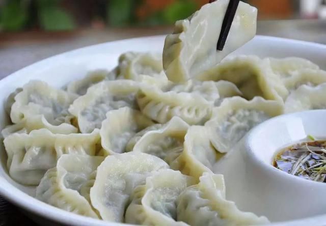 搅拌均匀|时令蔬菜新鲜便宜还好吃,做馅包成饺子,香嫩爽口,比肉馅都馋人