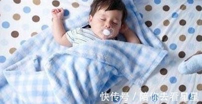 儿童|孩子睡觉踢被子,除了因为热,这种原因家长也要重视,别影响发育