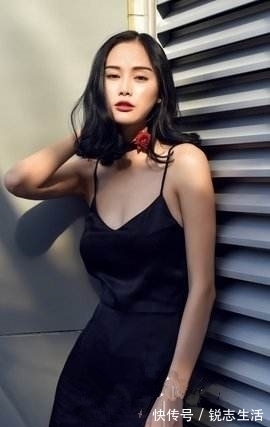 小姐姐|街拍：小姐姐长发及腰，身材曼妙性感至极，你最喜欢哪一个？