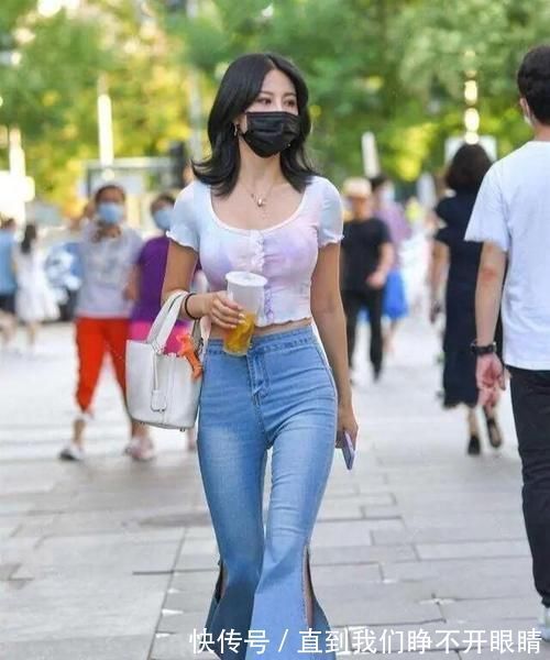 街拍|打底裤的时尚穿搭,时尚街拍里的王者,令人舒适