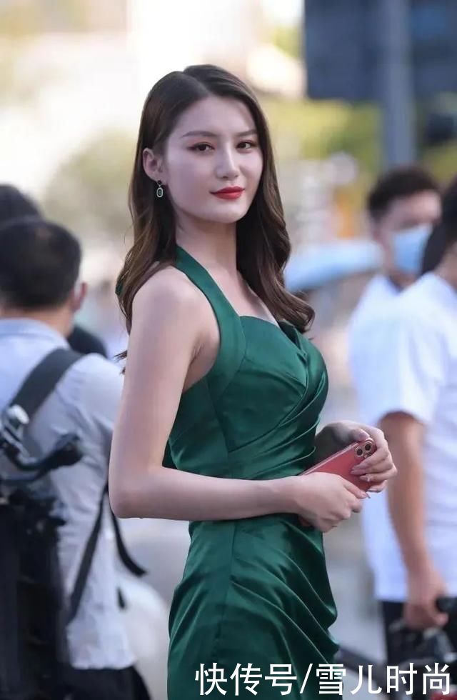 魅力|美女一袭绿色长裙优雅气质十足，拥有别具一格的魅力