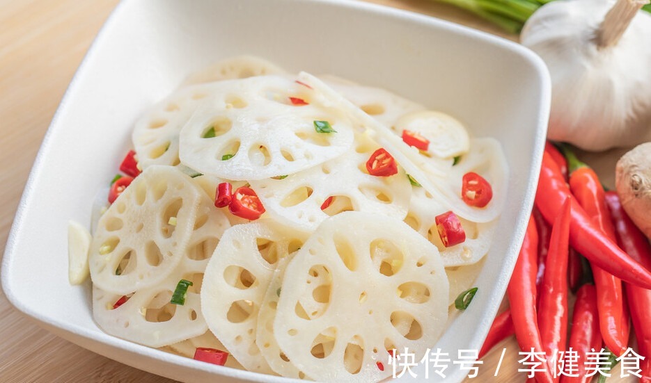 凉拌菜|做凉拌藕片,为啥一焯水就变黑大厨给你支两招,藕片洁白又脆嫩