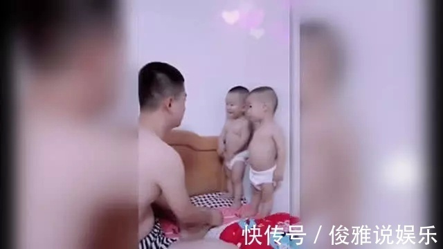 爷仨|双胞胎宝宝打架被爸教育,但威慑力似乎不够,妈妈一进来场面失控