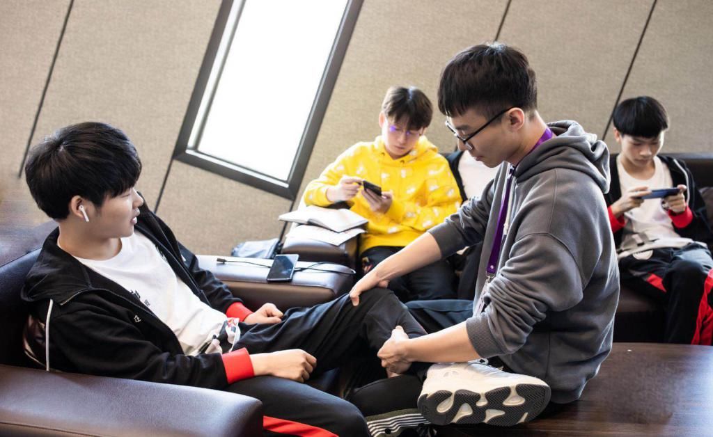 难怪|KPL：EDGM的钱太好赚？初晨状态下滑还能首发，难怪TS敢练阵容
