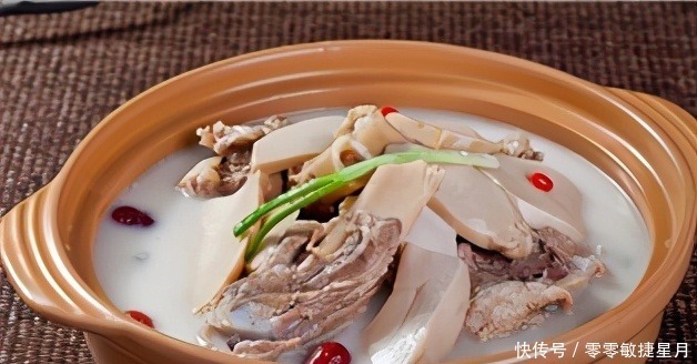 炖骨头汤，切记不要只加水，教你饭店不外传做法，汤鲜肉香无腥味！