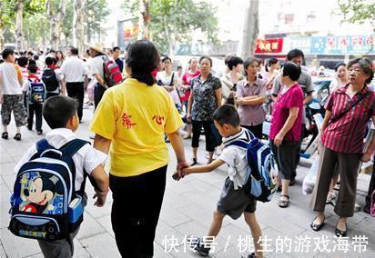 大学老师|“家长接送行为迟早毁了孩子”，大学老师痛批家长，网友不乐意了