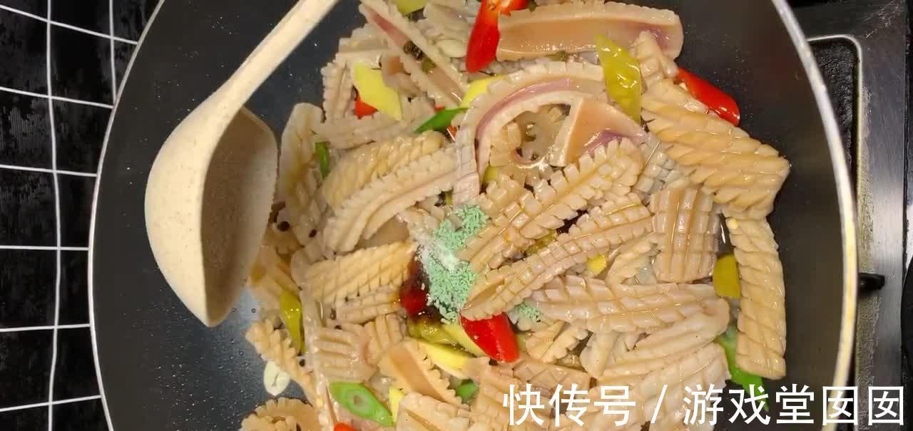 青椒炒鱿鱼,集香辣咸鲜4种特性,美观漂亮风味独特
