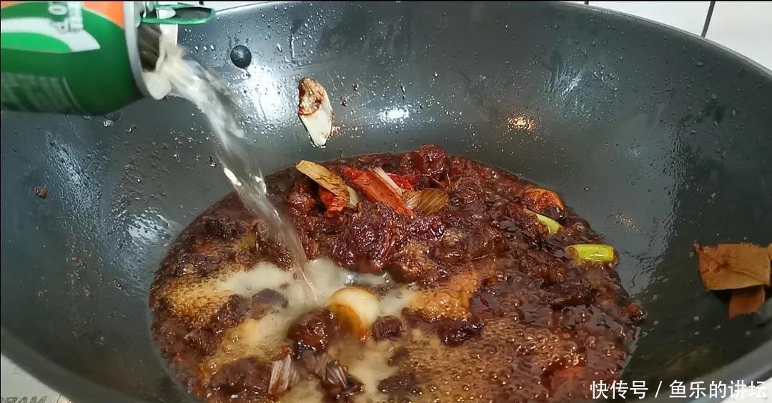  土豆炖牛肉的正确做法，牛肉软烂土豆绵软，孩子长身体期要多吃