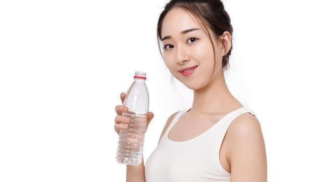 空腹|早晨空腹喝水真的养生吗忠告三个细节不注意，喝了相当于白喝