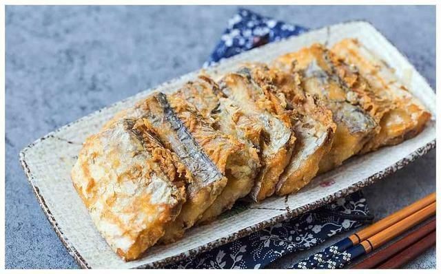 炸带鱼,有人用面糊,有人用淀粉,大厨全不对这才是正确做法