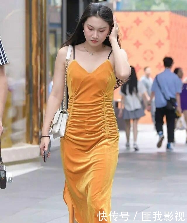 连衣裙休闲甜美两不误,打造自在随性感,好看又甜美