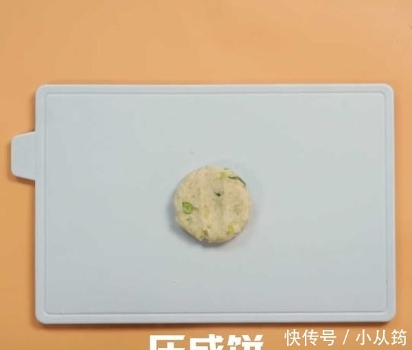 中筋面粉|土豆饼这样做,外香内软,咬一口香嫩可口,儿子隔三差五就要吃!