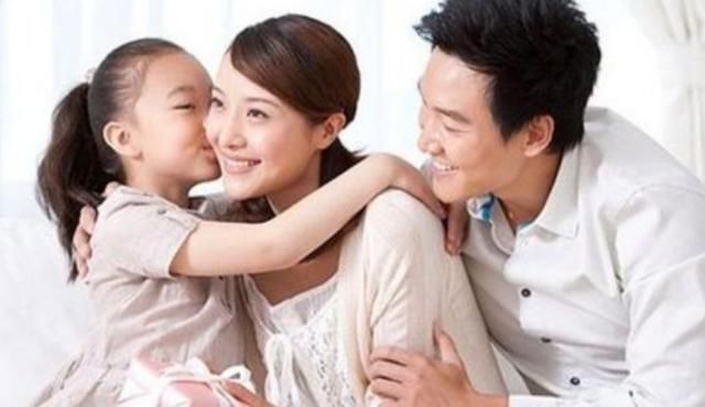 仓鼠|5岁女孩在公交车上,“恶心”行为引全车人不满,被妈妈带坏了