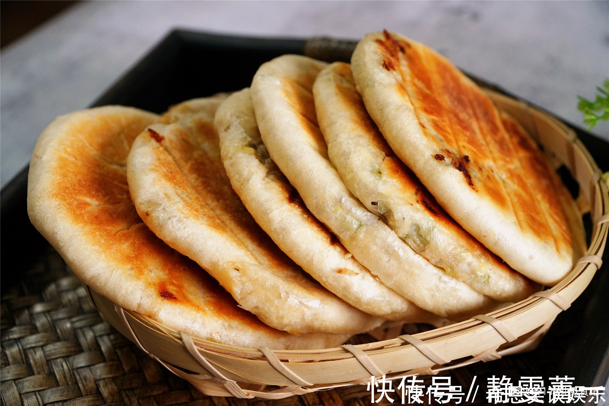 做馅饼,和好面直接包可不行,多加一步,松软酥脆,放几天都不硬