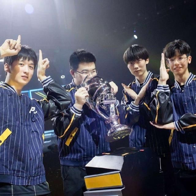 待遇|4AM待遇有多好？战队秋季赛夺冠之日，教练竟然奖励自己一台GT86